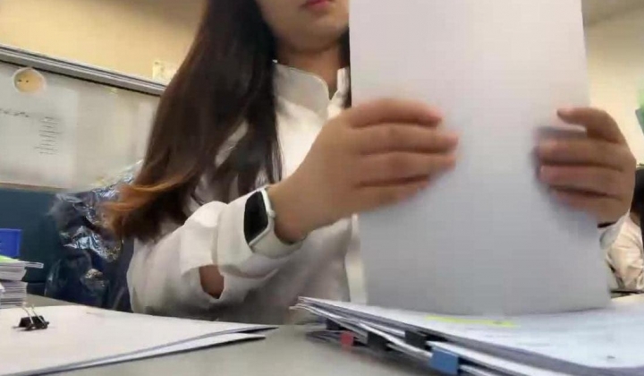 【露露儿酱】真实办公室白领办公室偷偷露出躲厕所自慰大秀特写抠逼有点可爱的小骚货