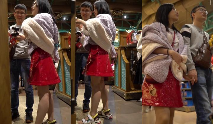 抄底【YZWCD】美女穿着闪亮皮裙！裙子宽松配粉内