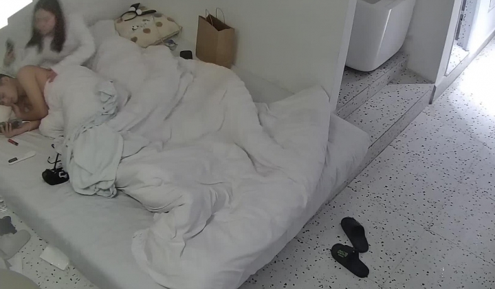 酒店偷拍 ️搞笑年轻情侣男友穿上吊带黑丝和情趣内衣女友做爱越战越勇