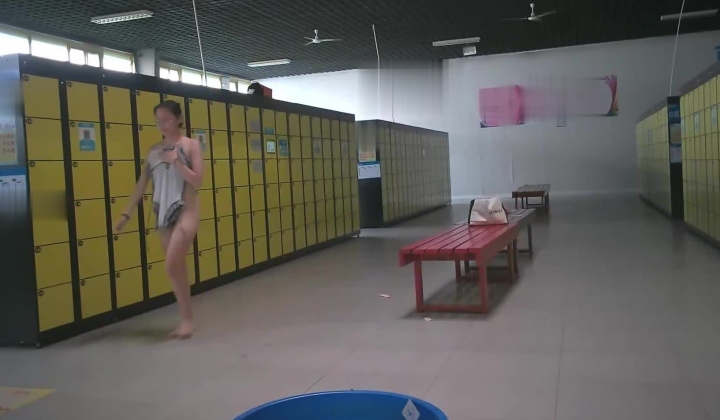 国内【水上乐园】换衣间沐浴区近景偷拍  美女如云淋浴换衣好身材一览无余