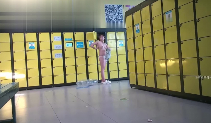 国内【水上乐园】换衣间沐浴区近景偷拍  美女如云淋浴换衣好身材一览无余