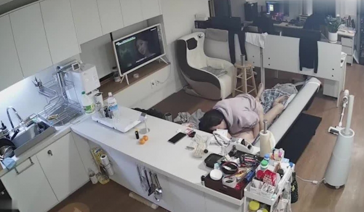 黑客破解摄像头偷拍高颜值白领情侣喜欢下班同事走后留在办公室一边看电视一边做爱