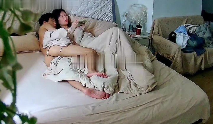 多彩公寓 美女的腿好白 毛多性欲强 小伙子也是个种马 摸摸搞搞连续搞了几炮 操了几个小时 吃药了