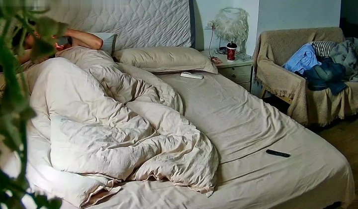 多彩公寓 美女的腿好白 毛多性欲强 小伙子也是个种马 摸摸搞搞连续搞了几炮 操了几个小时 吃药了