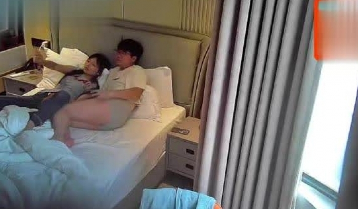 酒店偷拍粉色双肩包学妹被胖子用精液灌注嫩穴三次