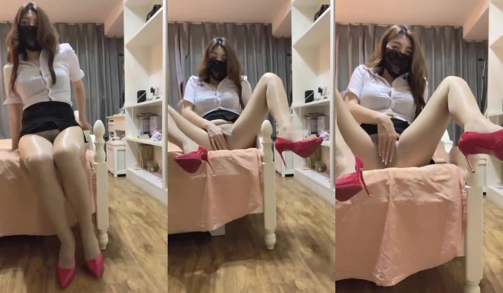 快手泄密！高颜值御姐【叶子姐姐】极骚露脸福利，裸舞自慰，各种场地户外啪啪