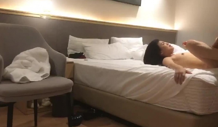 探花潮汐轩 ️酒店约炮花裙少妇沙发热身干到床上这探花瞅着像以前的文轩