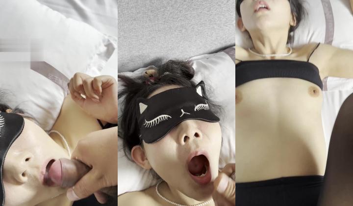 黑长直发素颜妹子被绑在床上 黑丝美腿大开猛抠多毛骚穴 全程大力抽插狠干