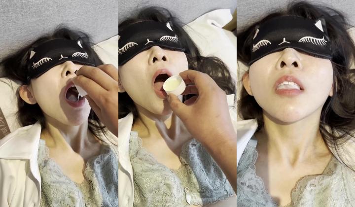 黑长直发素颜妹子被绑在床上 黑丝美腿大开猛抠多毛骚穴 全程大力抽插狠干