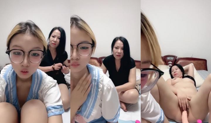 真实母女下海【07少萝】生活所迫 眼镜学生妹和妈妈一起直播 美乳长腿 逼毛浓厚逼逼粉嫩 母亲更有