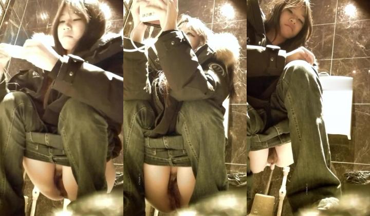 夜总会女厕前景偷拍小姐尿尿两次被拍的牛仔裤美女逼毛修得挺整齐的