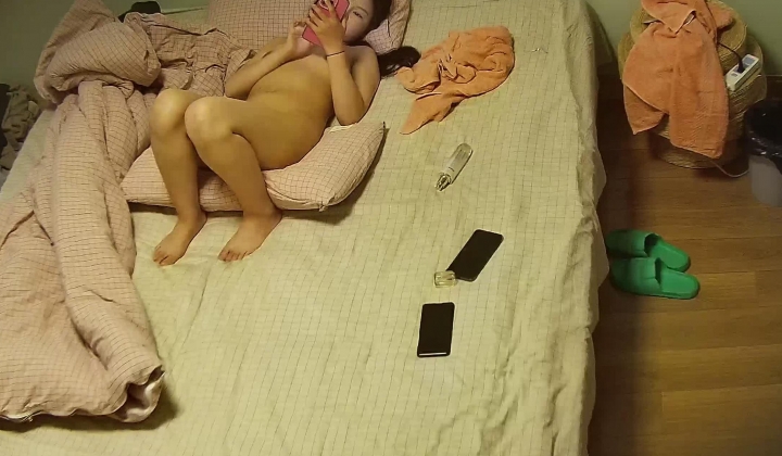 公寓酒店 眼镜老登人老心不心老 点了一个漂亮的外围学生妹 逼是真的粉嫩 典型脱衣精盆 穿衣女神