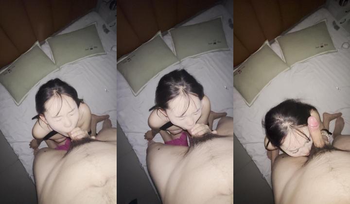 无毛小姐姐露脸SM性爱，粉色亮面胶带裹胸跪着又舔又吸，手握着撸的同时被黑鞭抽打