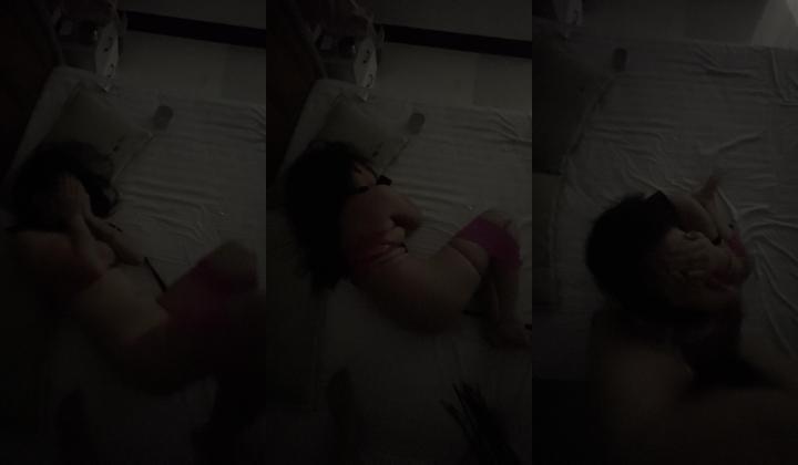 无毛小姐姐露脸SM性爱，粉色亮面胶带裹胸跪着又舔又吸，手握着撸的同时被黑鞭抽打