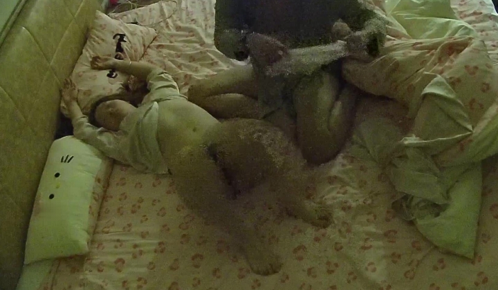 跟白白嫩嫩的女友躺床上 反复的纠缠又分开 后面实在忍不住了直接后入开干 从床上干到床下