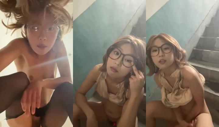 yuer_your_校花眼镜女男厕露出吃鸡被跳蛋震的口吐白沫_穿破洞齐逼牛仔短裤躲在厕所里露出自
