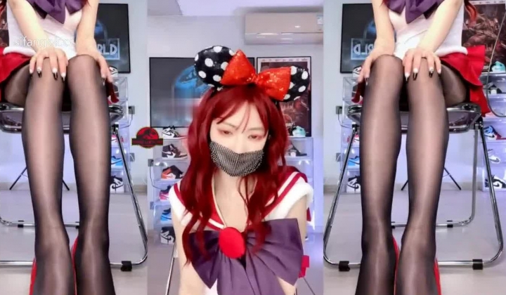 抖音福利！极品COS美女【霸王龙】上面正常直播跳舞，下面自慰 肛塞 拉珠