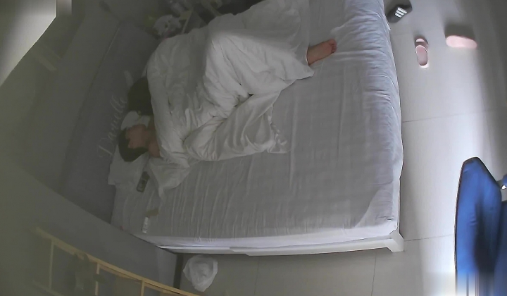 乐橙酒店偷拍练体育的精壮男友把甜美女友顶床角猛射脸上