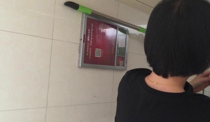 厕拍鼻祖精品原创大神【车夫】大学校园篇，直接勇闯女厕现场实拍多角度，找机会再拍个露脸