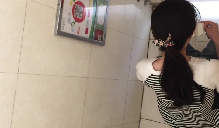 厕拍鼻祖精品原创大神【车夫】大学校园篇，直接勇闯女厕现场实拍多角度，找机会再拍个露脸