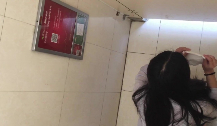 厕拍鼻祖精品原创大神【车夫】大学校园篇，直接勇闯女厕现场实拍多角度，找机会再拍个露脸