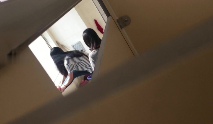 厕拍鼻祖精品原创大神【车夫】大学校园篇，直接勇闯女厕现场实拍多角度，找机会再拍个露脸