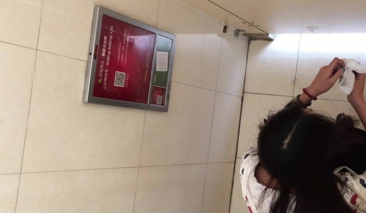 厕拍鼻祖精品原创大神【车夫】大学校园篇，直接勇闯女厕现场实拍多角度，找机会再拍个露脸