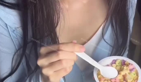 重口警告！把堂妹调教成为吃精液和尿液母狗！妹妹的精液食物吃播「Jojo九九」圣水酸奶喂妹妹差点反