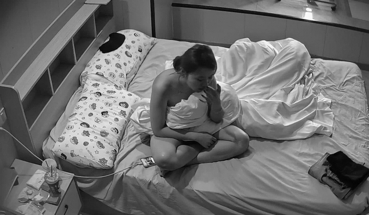 情趣酒店 极品大奶女生 一对豪乳又大又挺 女生做爱也狂野 身体被对起来操 精液射满全身和脸上