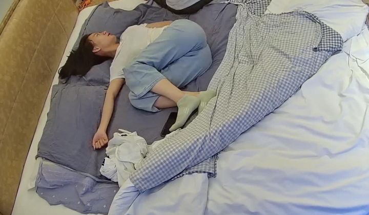 酒店偷拍连续入住几天的大学情侣身材不错的马尾女和男友三天的性爱生活