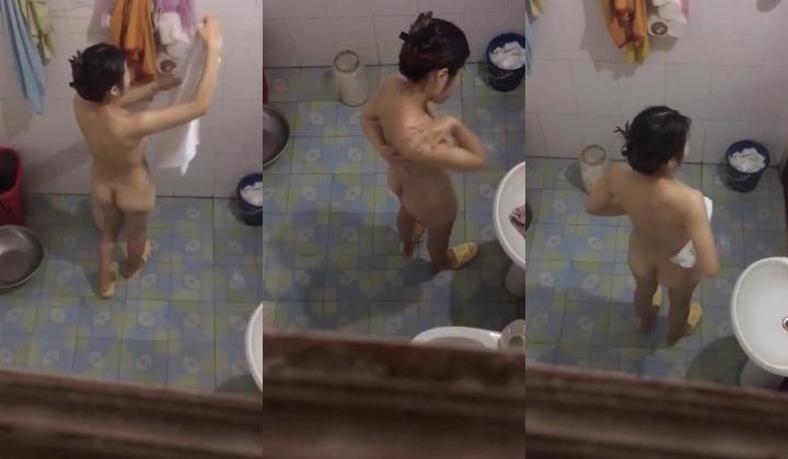 冒死爬墙偷窥对门身材苗条的少妇洗澡