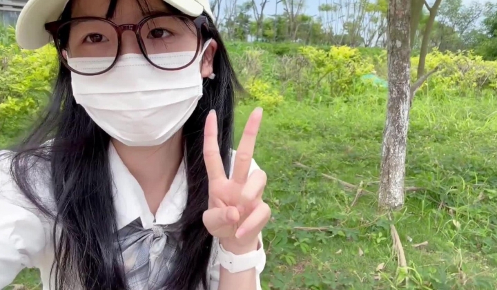 推特03年反差福利姬【夭宝】，M腿放尿户外露出道具紫薇