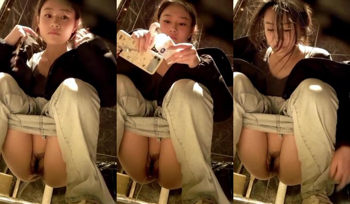 夜总会女厕前景偷拍小姐尿尿两次被拍的牛仔裤美女逼毛修得挺整齐的