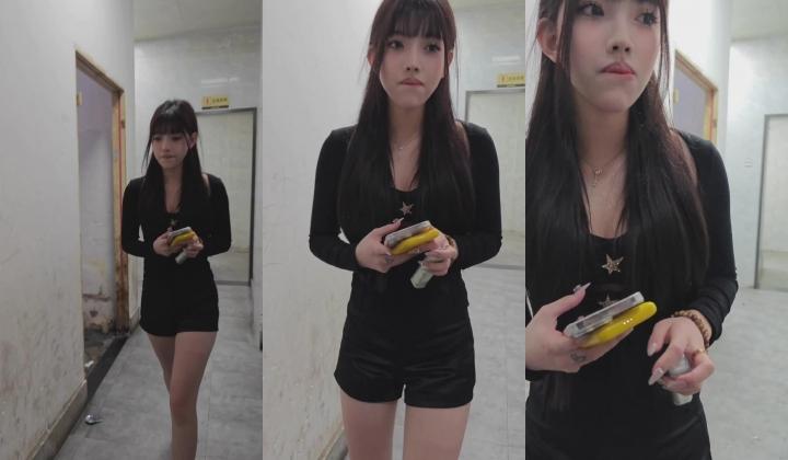 直播基地女厕小手电偷拍 多位漂亮的美女主播 各种各样的美鲍鱼