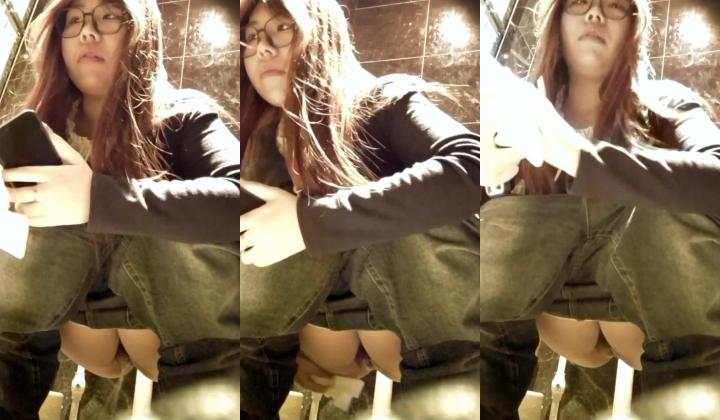 夜总会女厕前景偷拍小姐尿尿两次被拍的牛仔裤美女逼毛修得挺整齐的