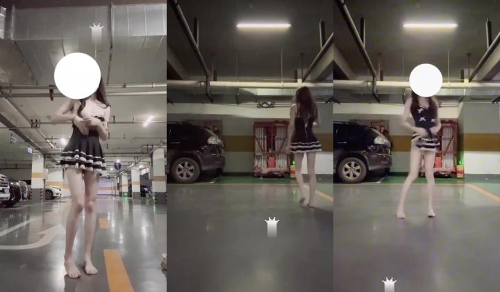 04年杭州打工母狗【小雨绵绵】付费福利，酷爱露出，天台楼道停车场大马路，全裸狗爬，自慰喷水