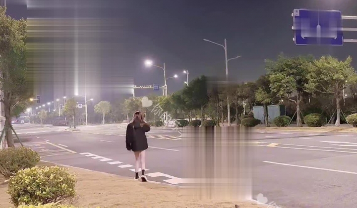 04年杭州打工母狗【小雨绵绵】付费福利，酷爱露出，天台楼道停车场大马路，全裸狗爬，自慰喷水