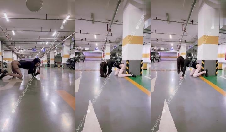 04年杭州打工母狗【小雨绵绵】付费福利，酷爱露出，天台楼道停车场大马路，全裸狗爬，自慰喷水