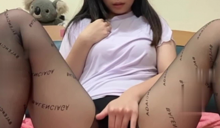 抖音泄密！反差学生妹【小宥】付费私人定制，露脸紫薇裸舞，自导自演与爸爸乱伦，淫语挑逗