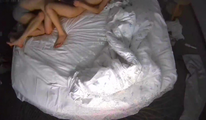 两天实录 热衷扣穴的男友 被窝里干了两次 扣了好几个小时女友穴