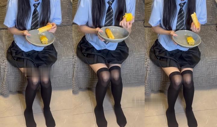 电报群VIP精液盛宴系列！乱伦变态老哥调教母狗堂妹，学生服口交取精搭配玉米面包，吃到干呕