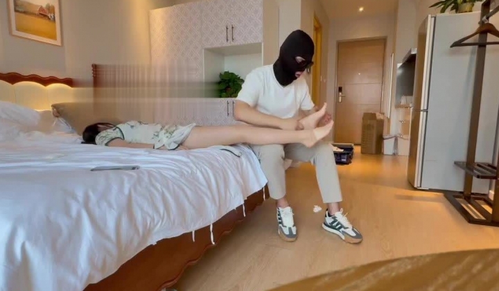️足控福利【大玩家的足欲】约拍高质量素人玩弄嫩足 舔脚 接吻合集（有舔脚微重口）