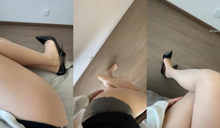 抖音闷骚御姐【佐伊】丝足长腿 掰开柳叶水润粉穴