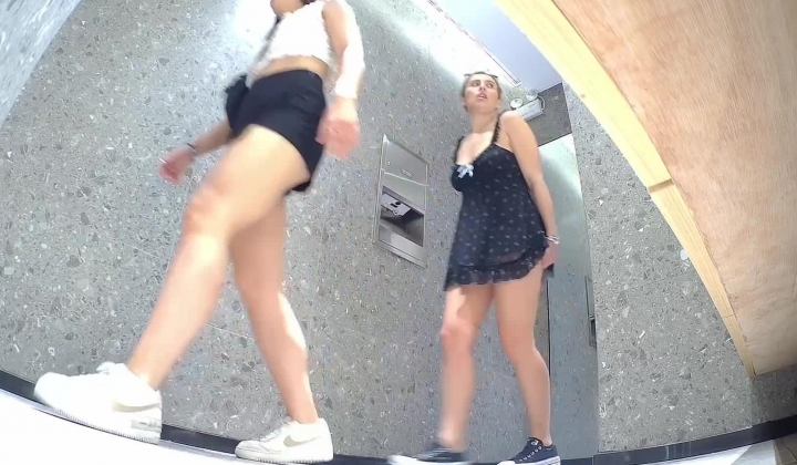 精品则拍，商场固定双机位高清愉拍数位美女小姐姐方便，气质连衣裙美眉月经期的极品逼太顶了