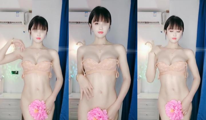 快手颜值少妇【爱跳舞的猫猫】好身材大长腿,奶圆毛多,可惜是人工奶,奶头有点长,妈妈味太足了