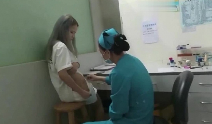 三甲医院注射治疗室实习女护士偷拍几个打针的美女男友陪伴的眼镜妹屁股很性感
