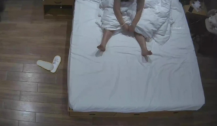 酒店偷拍女友专心玩手机我蹲后面玩她的下体被她口爆