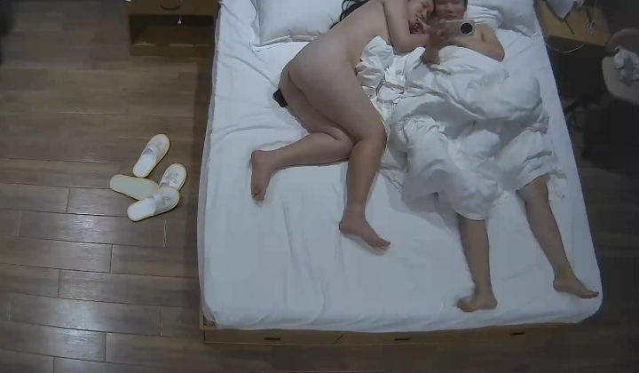 酒店偷拍女友专心玩手机我蹲后面玩她的下体被她口爆