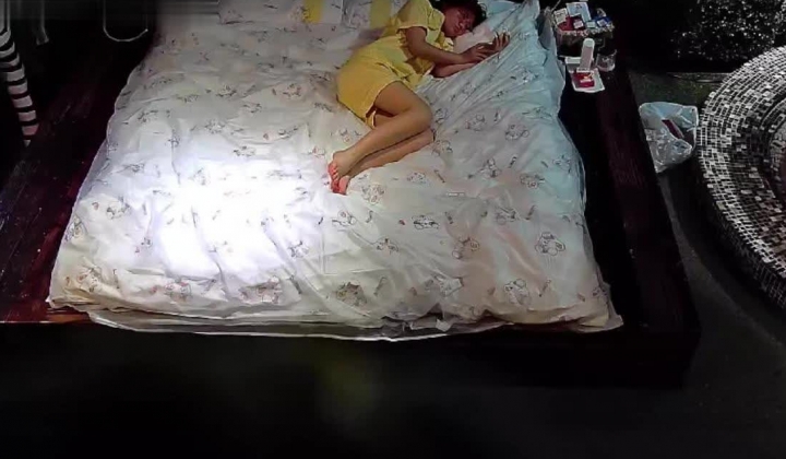 眼睛小学妹洗完澡等着男友宠幸 关灯一炮 开灯一炮