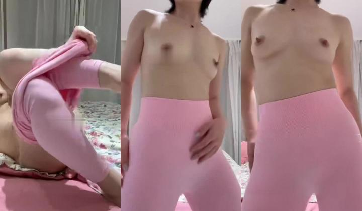抖音福利！22万粉撸铁明星教练美少妇【彤宝】私密自拍，裸舞瑜伽裤道具自X反差感拉满